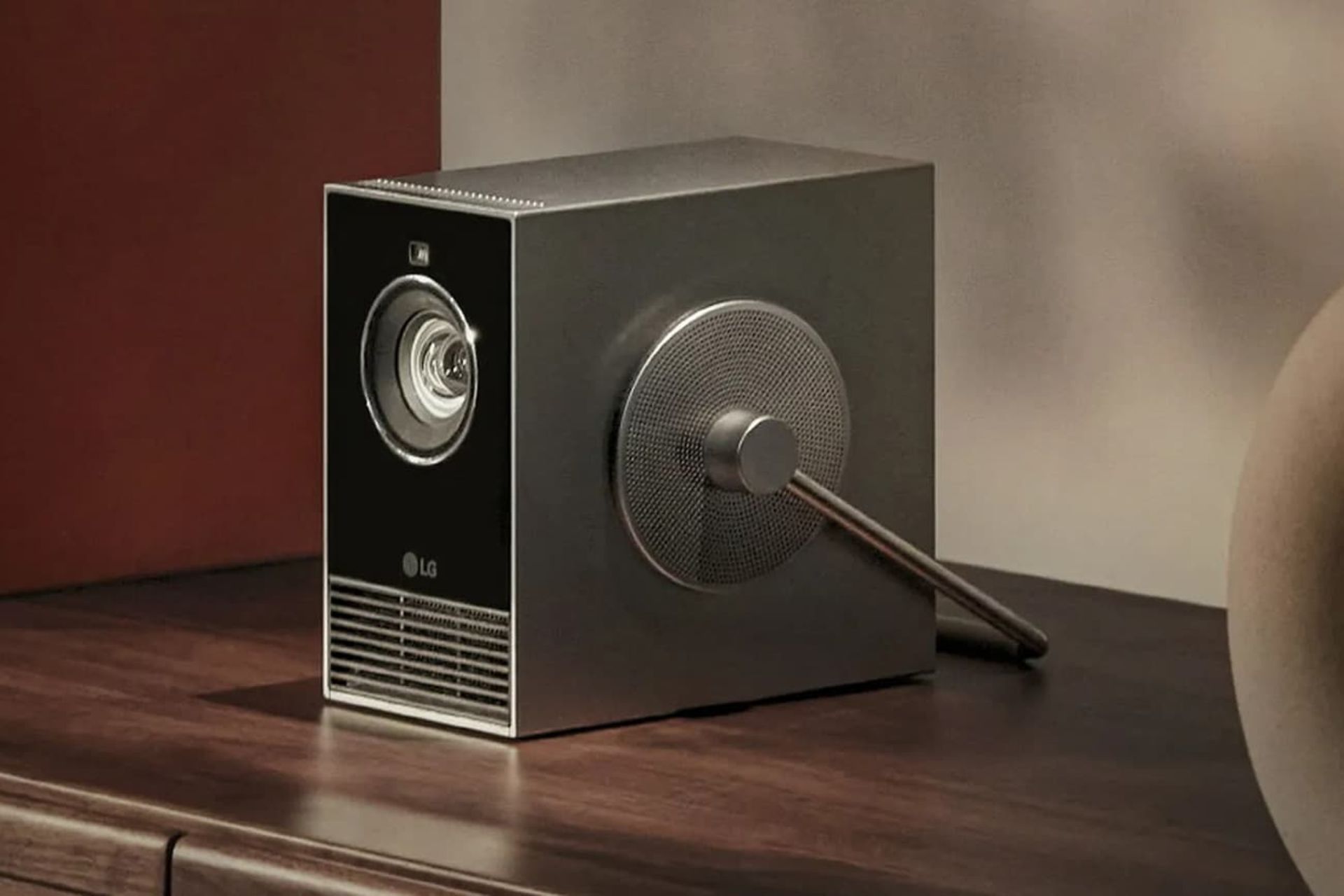 نمایی از ویدئو پروژکتور CineBeam Qube بر روی میز