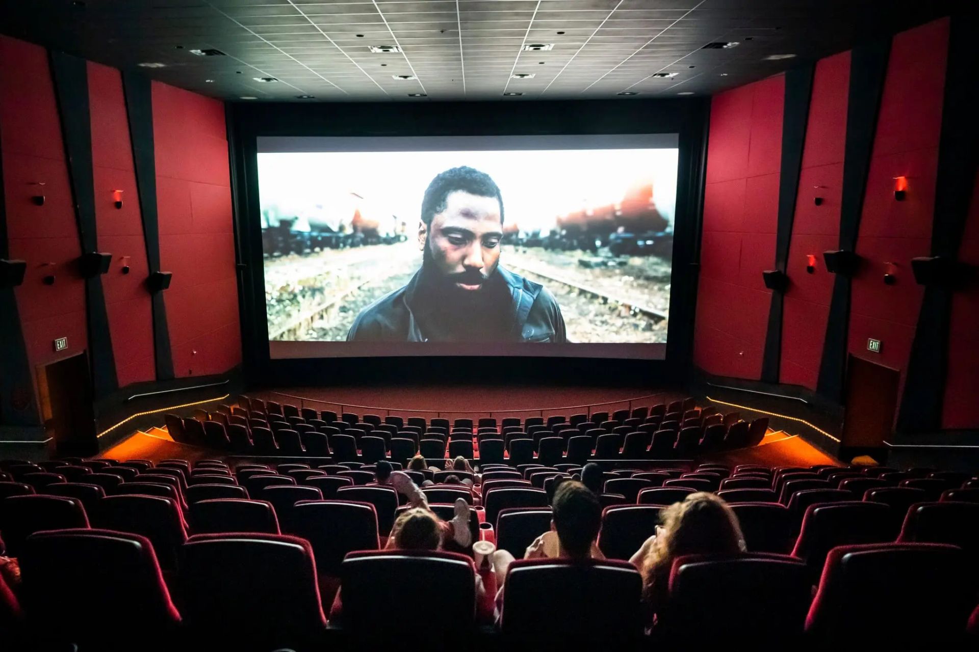 فیلم Tenet روی پرده سینما