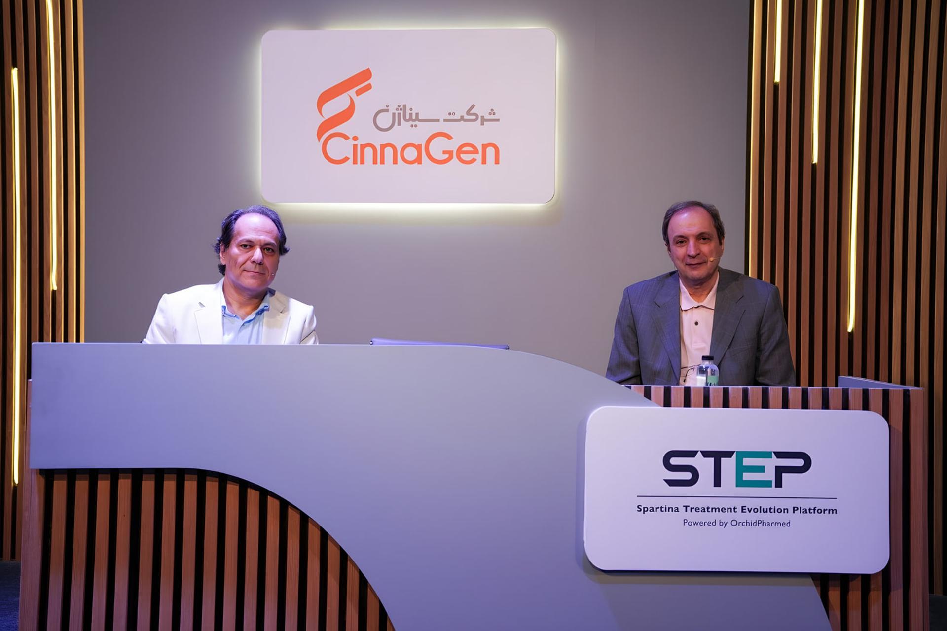 دو مرد در نشست معرفی پلتفرم STEP شرکت سیناژن (CinnaGen)