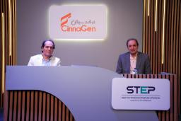 دو مرد در نشست معرفی پلتفرم STEP شرکت سیناژن (CinnaGen)