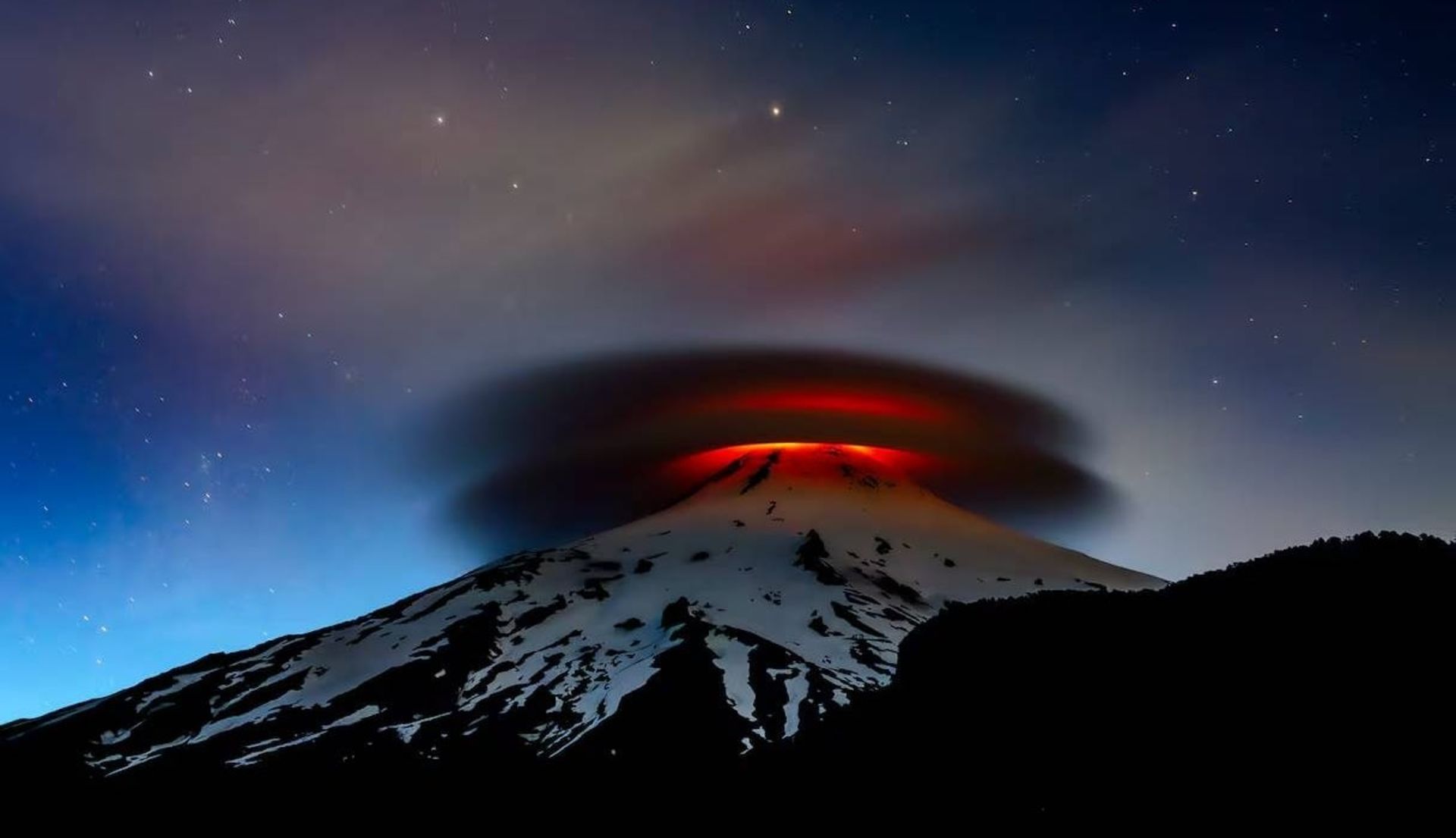 ترکیب ابر و گدازه در شیلی