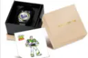 سیتیزن مدل Toy Story x Citizen Buzz Lightyear Tsuno Chronograph محصول درون جعبه و همراه ملحقات