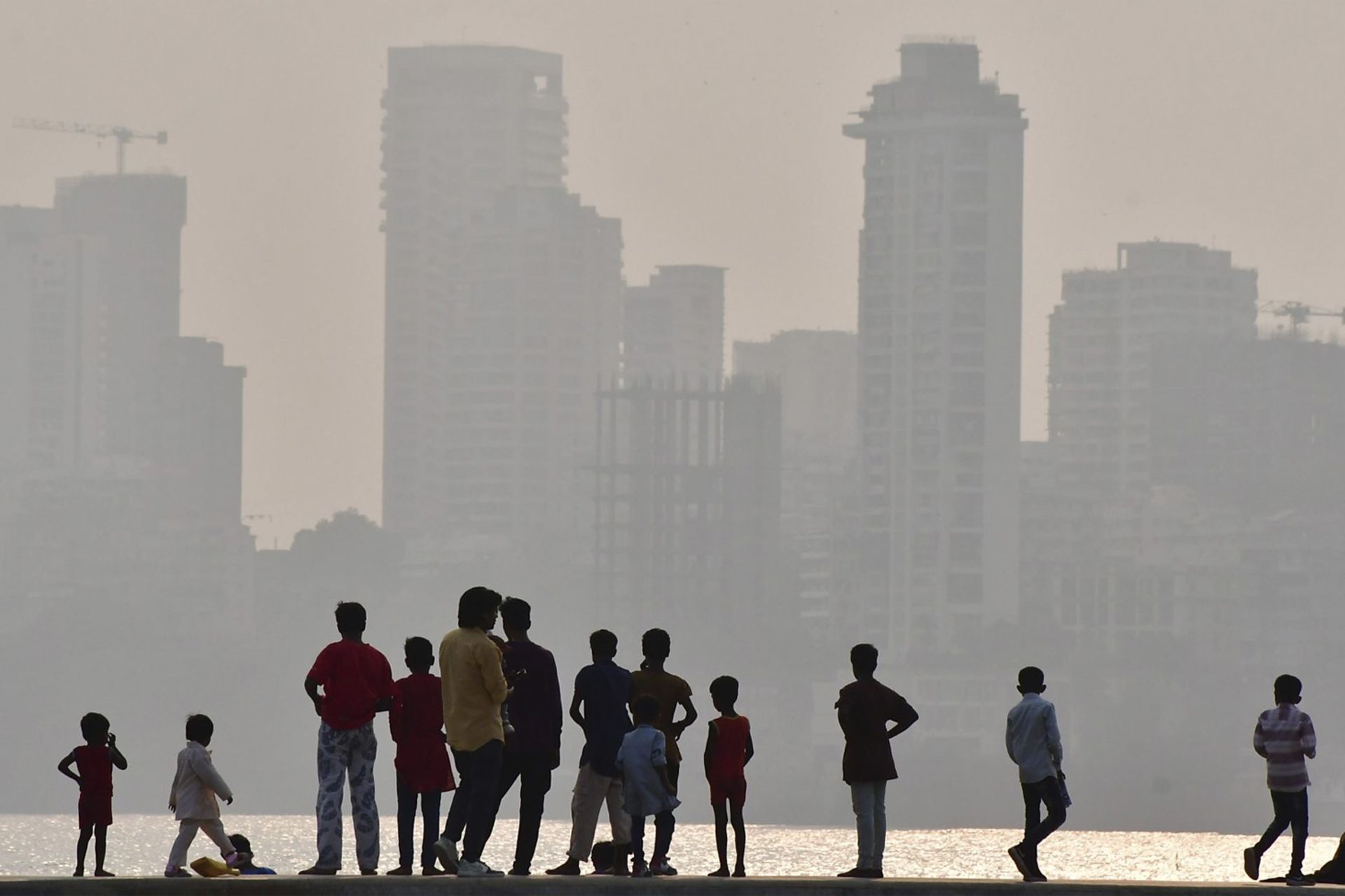 شهروندان از عصری لذت می‌برند که شهر در مه و غبار غلیظی فرو رفته است