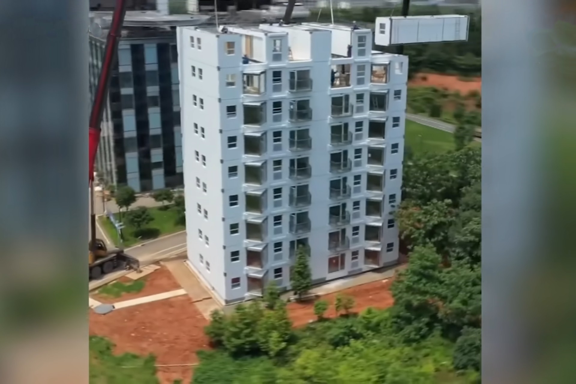 ساخت آپارتمان ۱۰ طبقه در یک روز و نیم؛ رکورد شگفت‌انگیز چین