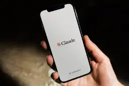 نمای صفحه نمایش گوشی هوشمند حاوی لوگوی Claude (Claude) از شرکت Anthropic