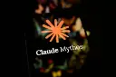 لوگو Claude Mythos انتروپیک روی نمایشگر موبایل از نمای نزدیک