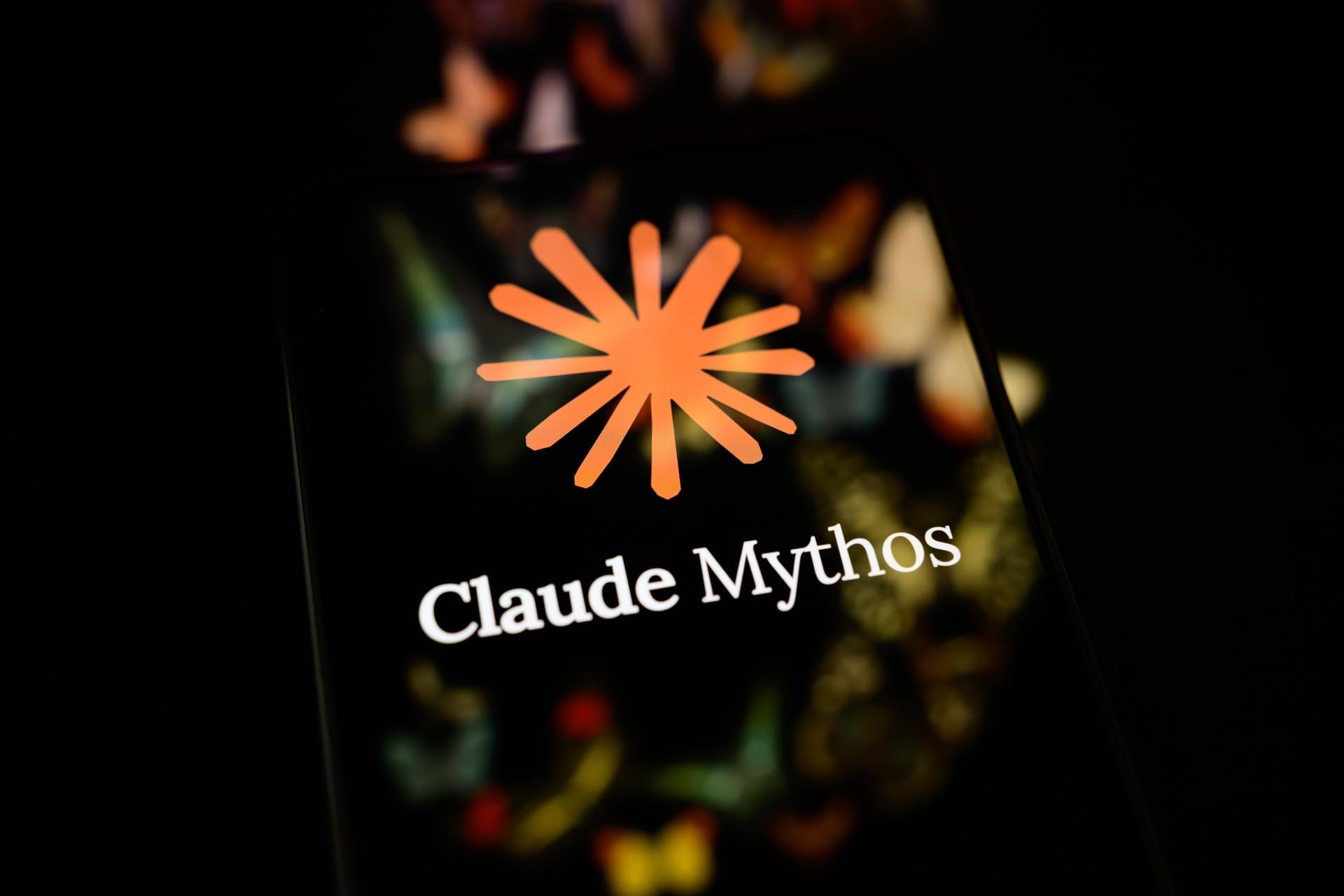 لوگو Claude Mythos انتروپیک روی نمایشگر موبایل از نمای نزدیک