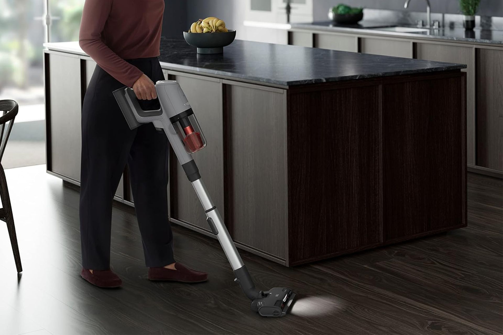 مرجع متخصصين ايران نظافت سطوح پاركت با جارو شارژي عصايي آ ا گ مدل AP81UB25