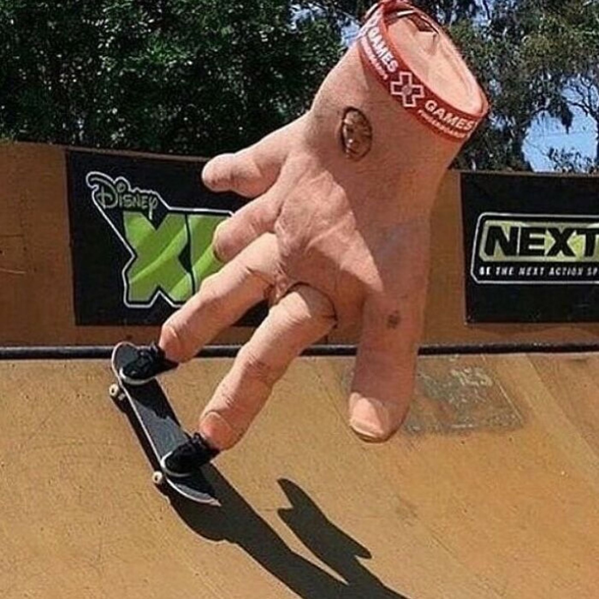 اسکیت‌باز در لباس دست راست داخل پیست اسکیت