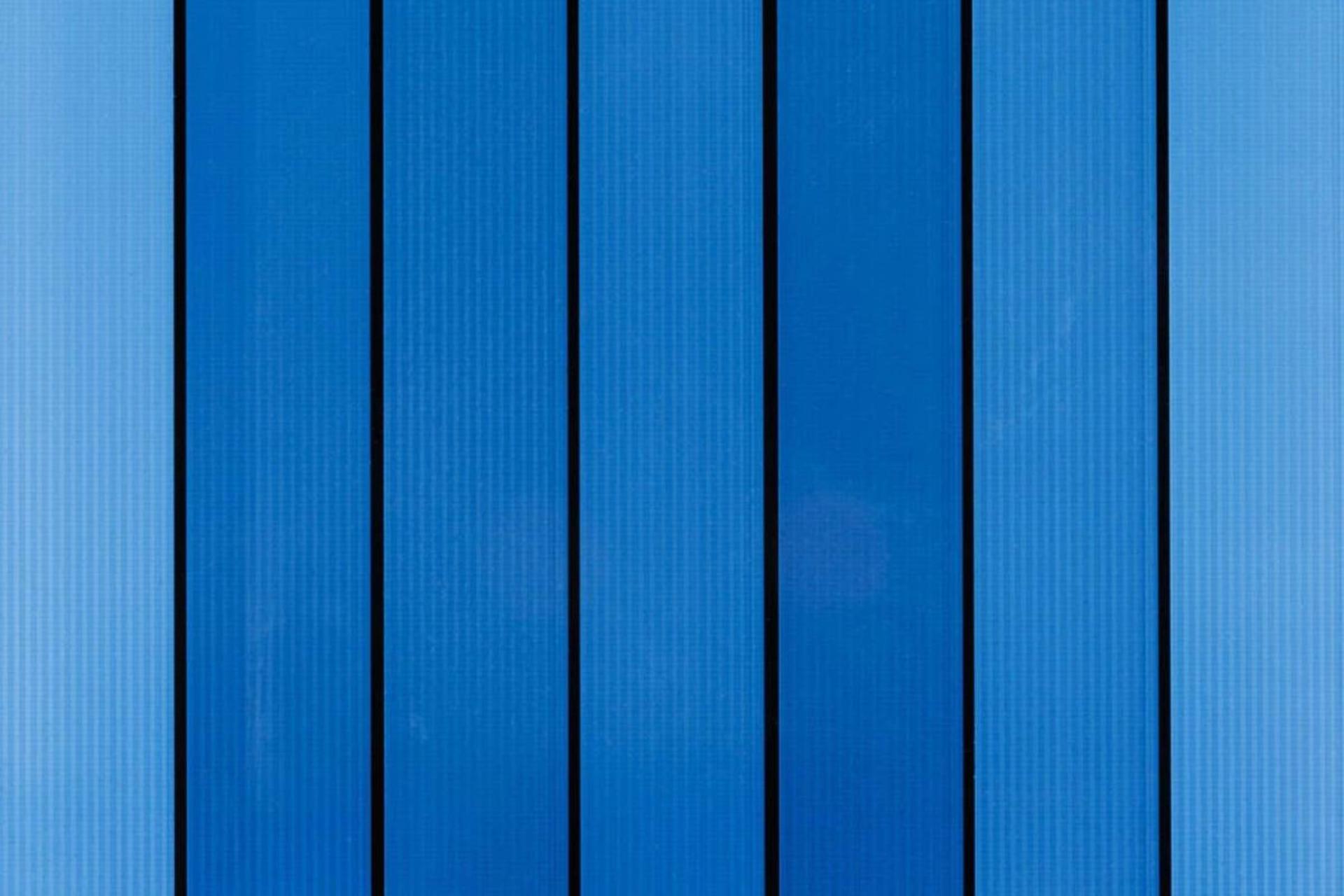 تصویربرداری کلوزآپ از قطعه‌ای شیشه‌ای که داده‌های نقشه بازی شبیه‌ساز پرواز مایکروسافت درون آن حکاکی شده است.