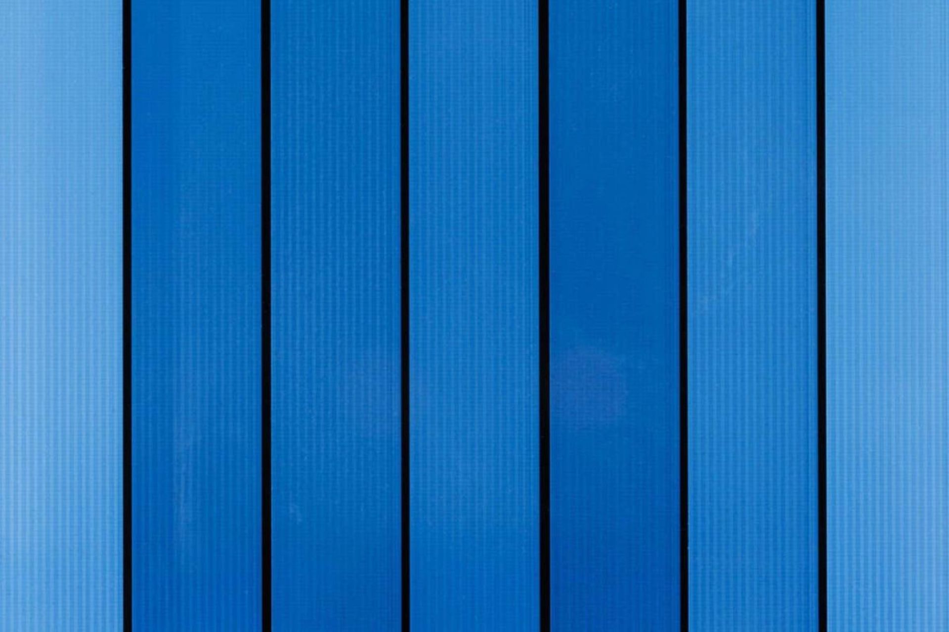 تصویربرداری کلوزآپ از قطعه‌ای شیشه‌ای که داده‌های نقشه بازی شبیه‌ساز پرواز مایکروسافت درون آن حکاکی شده است.