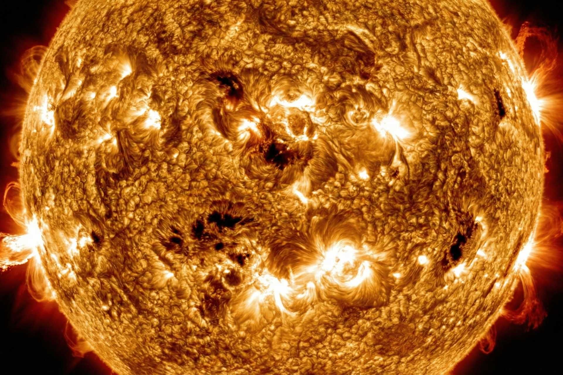 نمای نزدیک بسیار دقیق و واقع‌گرایانه از خورشید که به طور خاص شعله‌های خورشیدی و دانه‌بندی سطح را نشان می‌دهد.