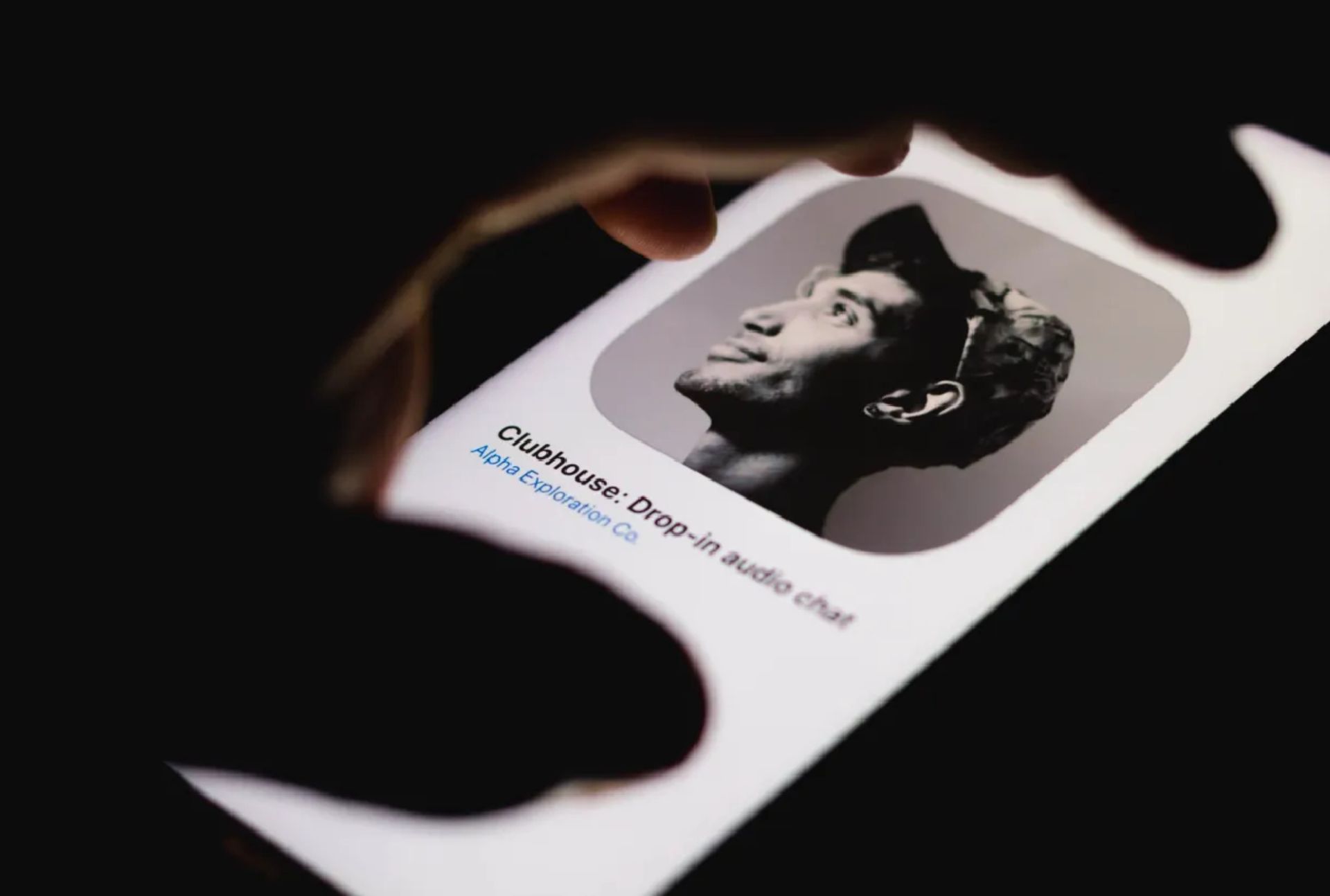 اپلیکیشن کلاب‌هاوس روی صفحه نمایش گوشی