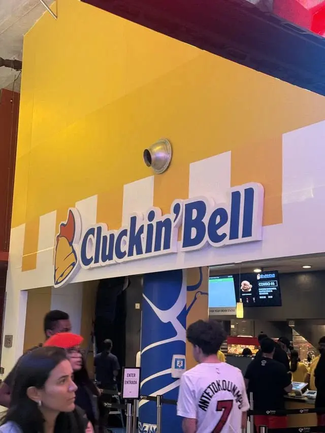 نمای بیرونی شعبه رستوران کلکین بل (Cluckin' Bell) با لوگوی زرد و سفید