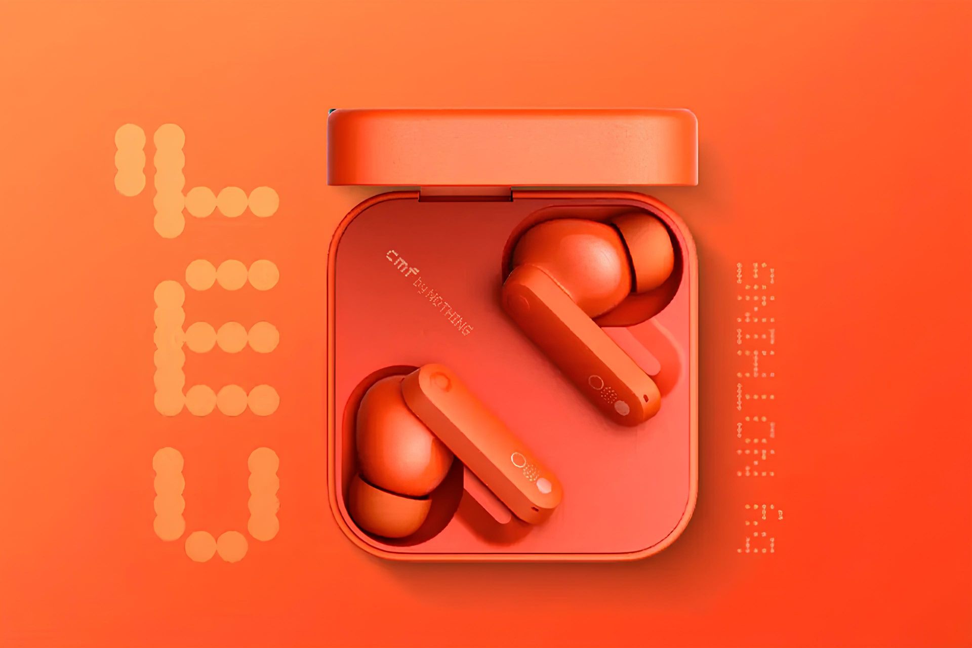 هدفون بی‌سیم CMF Buds داخل کیس از نمای بالا رنگ نارنجی