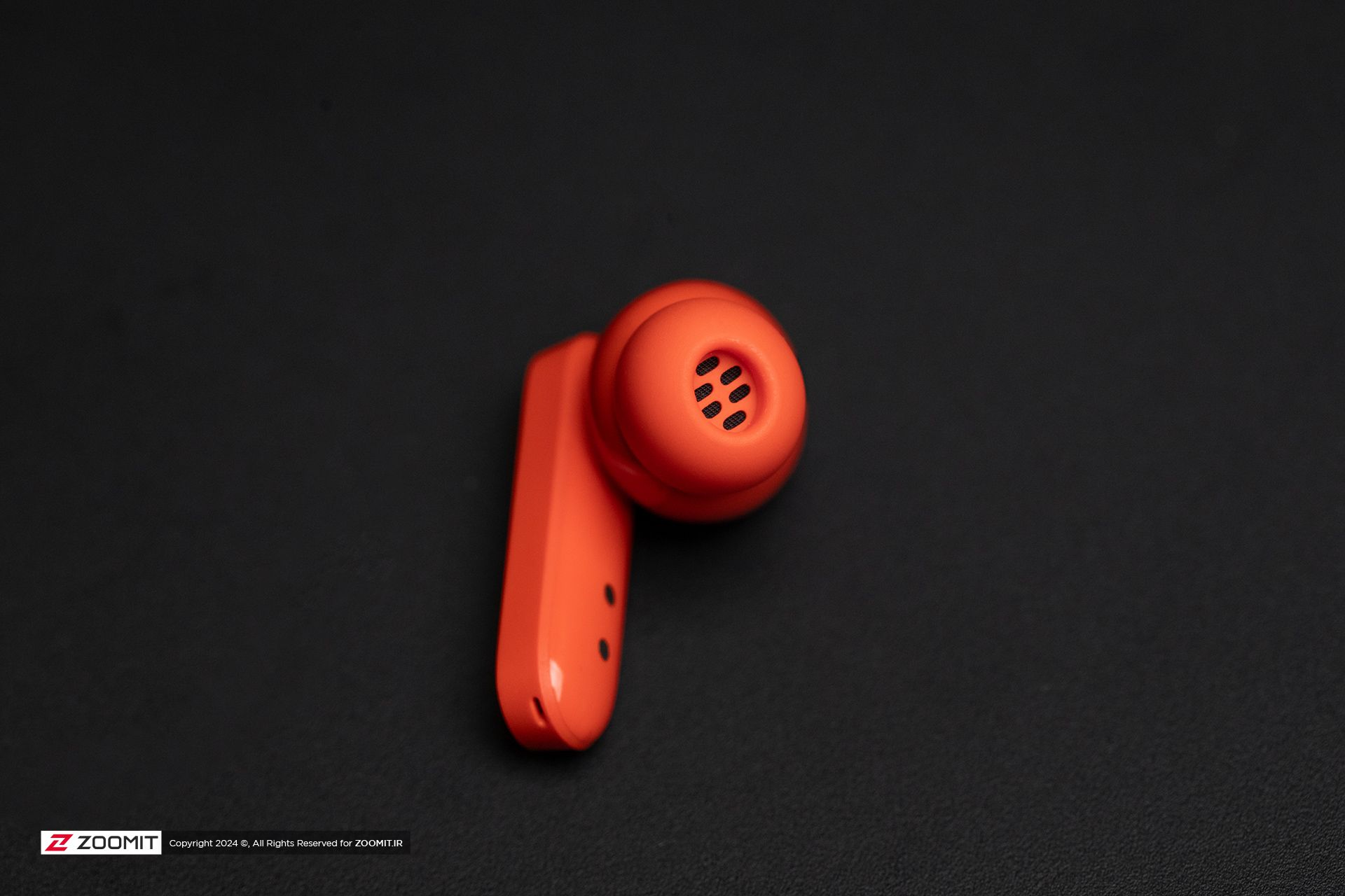 ایرباد CMF Buds Pro مدل نارنجی در پس‌زمینه مشکی