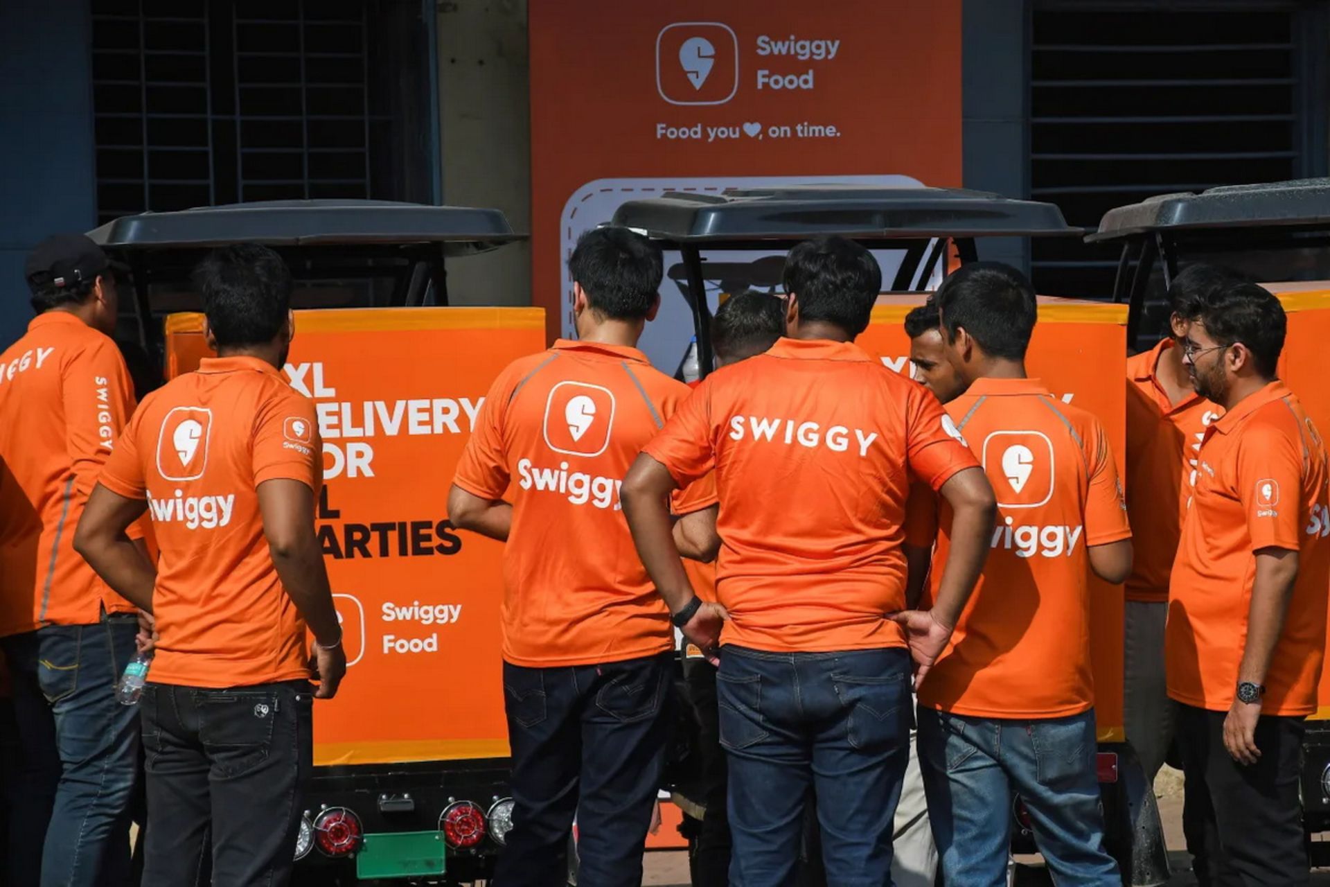 کارگران پاره وقت سوییگی بیرون از فروشگاه