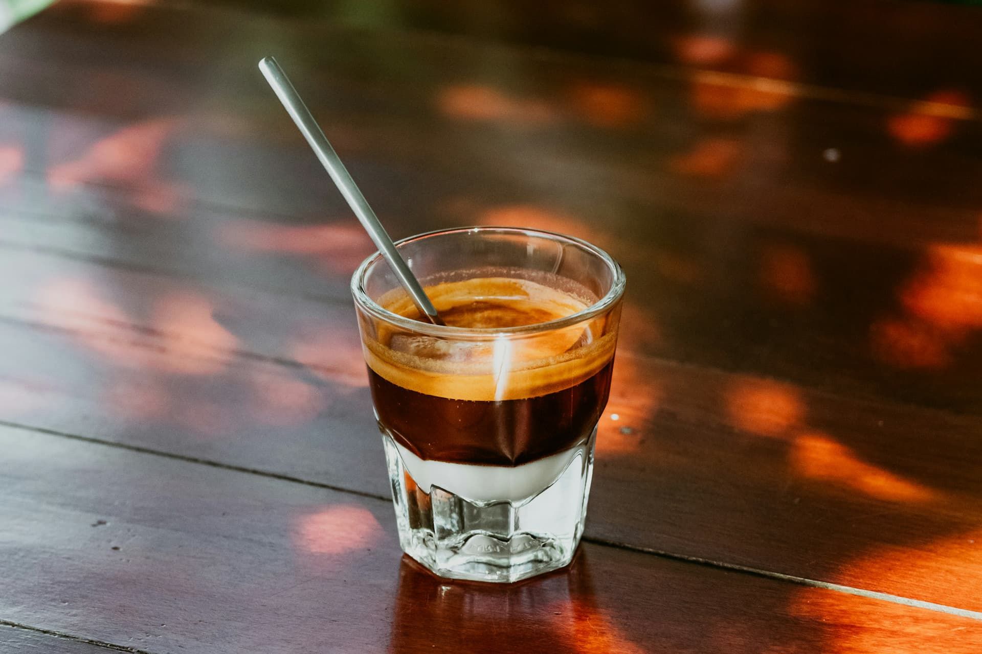 لیوان قهوه روی میز چوبی