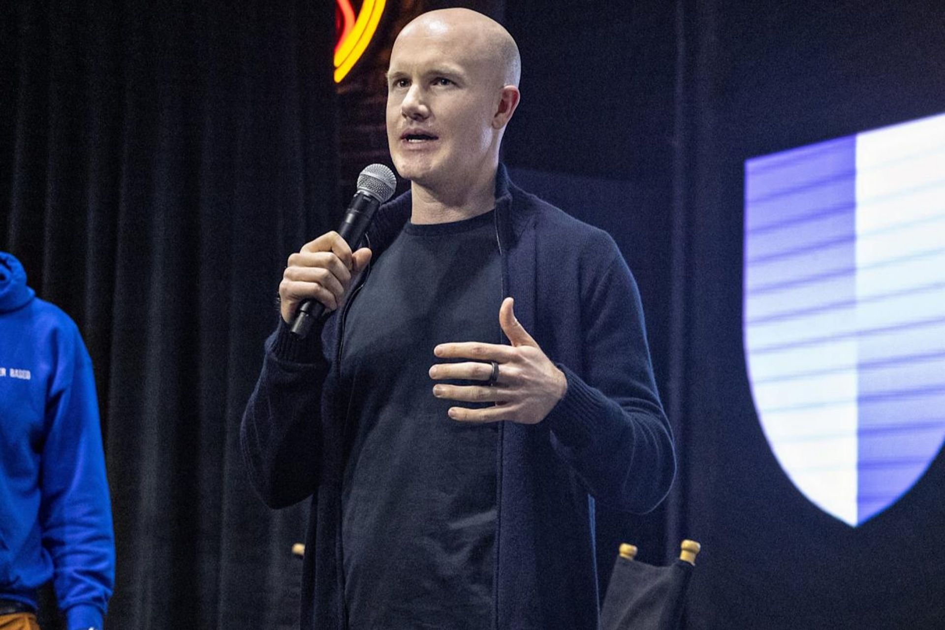 برایان آرمسترانگ مدیرعامل صرافی کوین‌بیس درحال سخنرانی