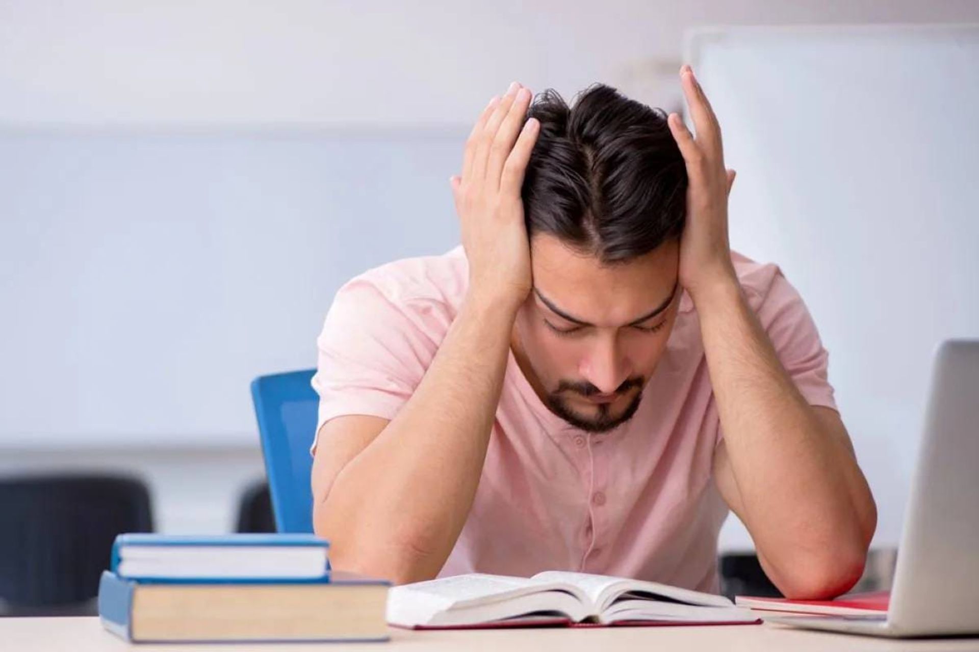 دانشجو درحال خواندن کتاب