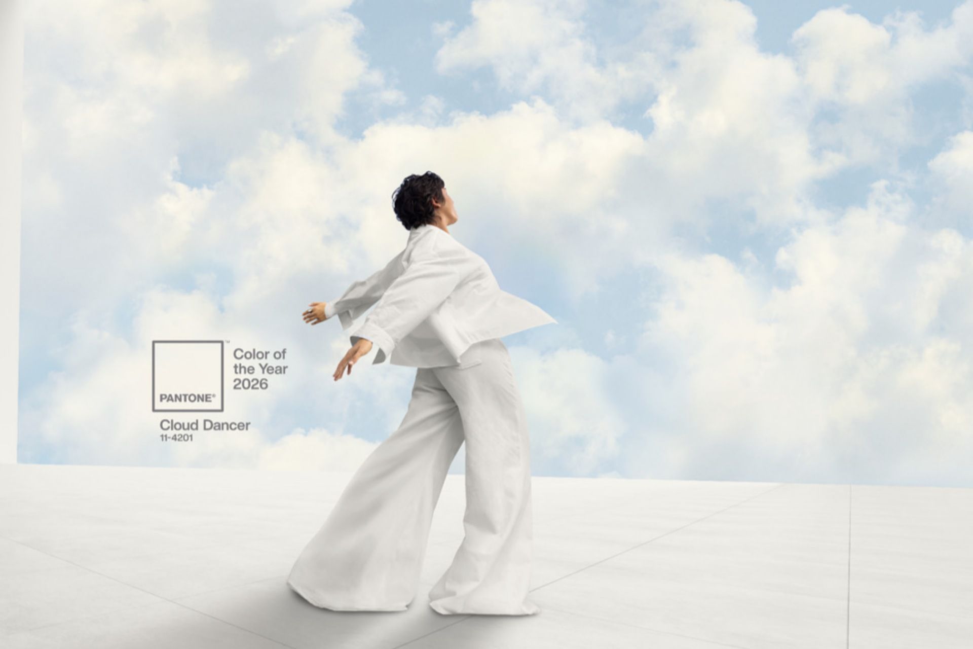 رنگ Cloud Dancer روی لباس مرد جوان