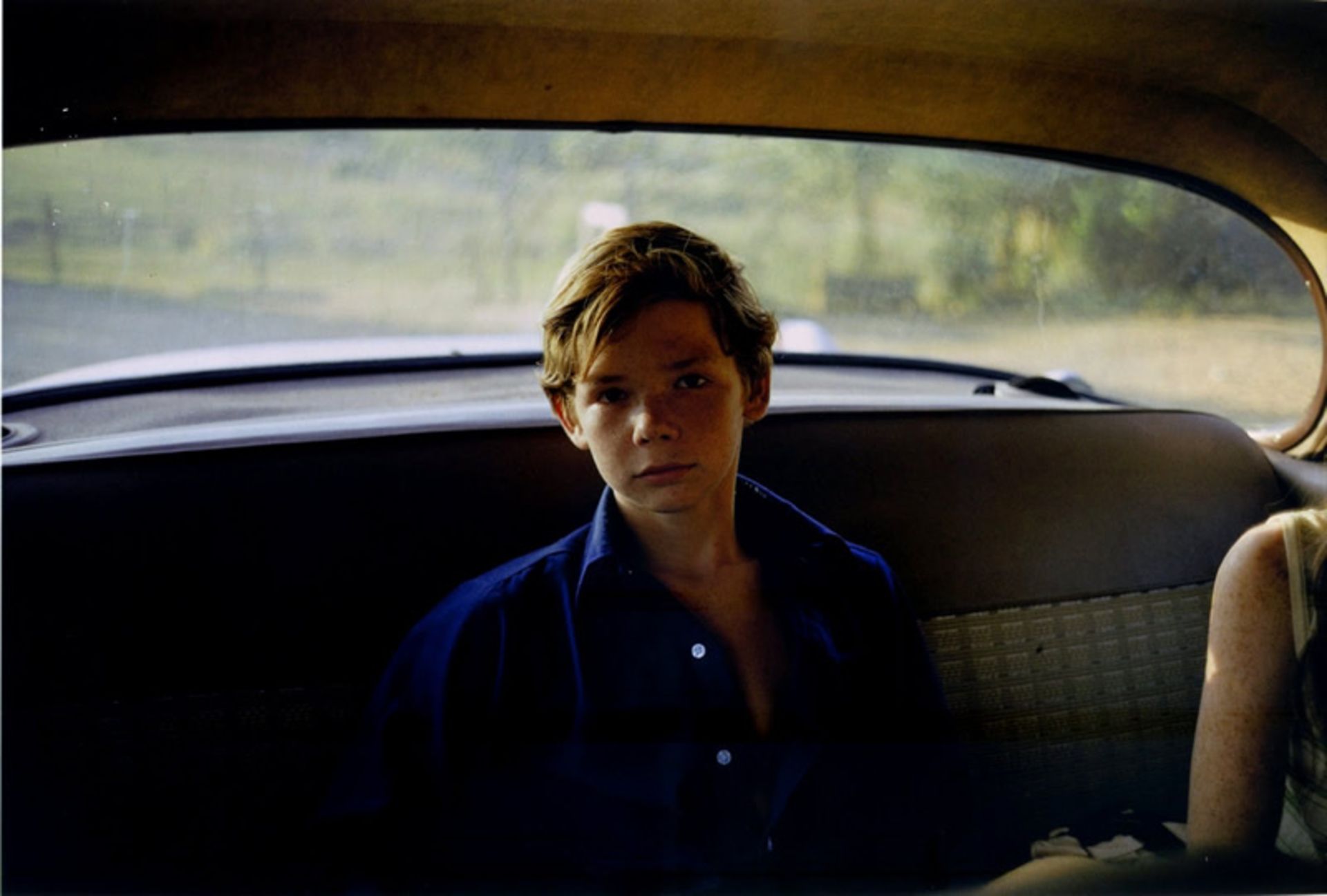 پسر بچه در ماشین