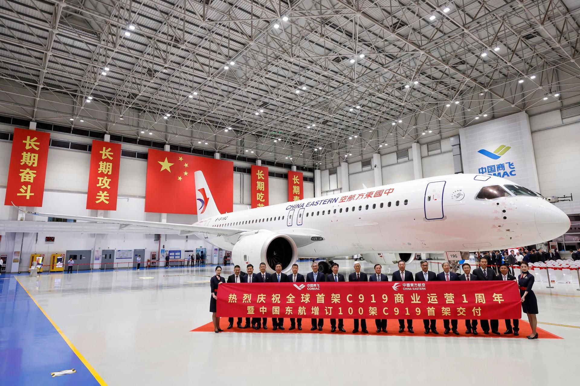 هواپیمای Comac چین در آشیانه
