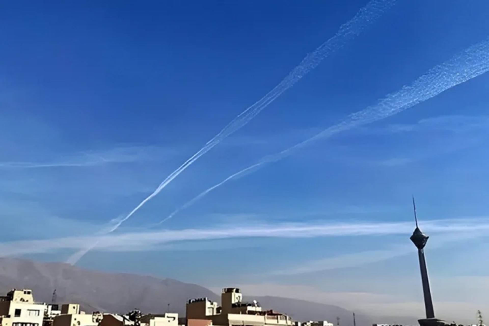 علت خط سفید در آسمان تهران