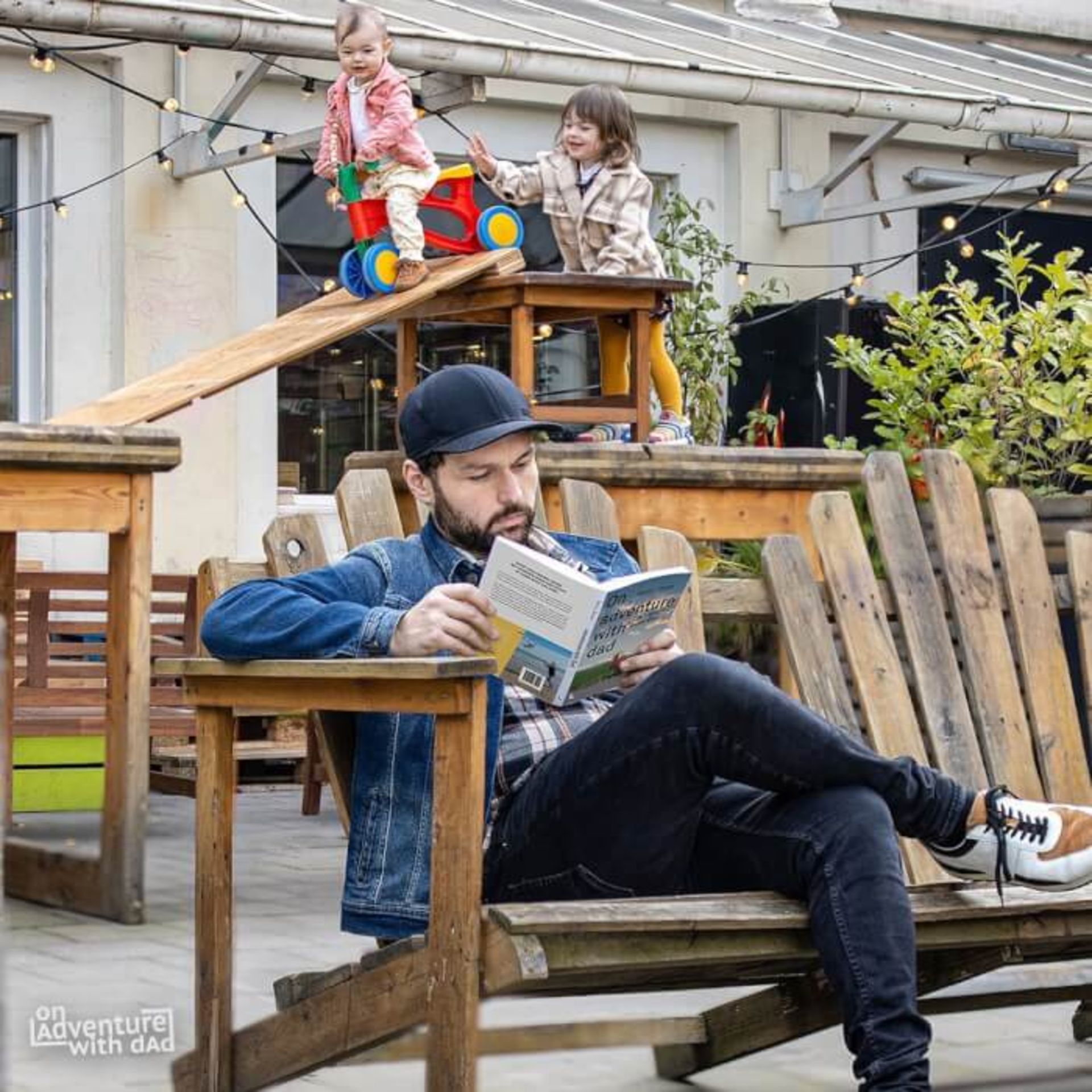 پدر کتابخوان بچه‌ها در حال بازی