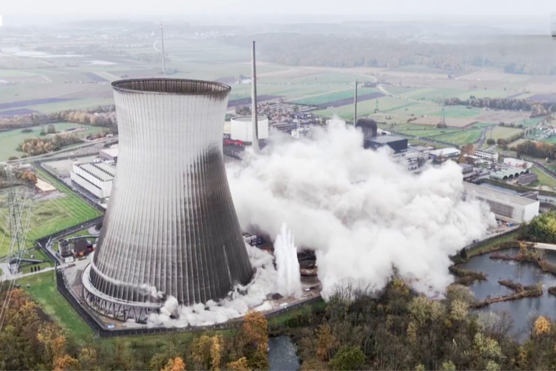 فروریختن برج خنک‌کننده‌ی تأسیسات هسته‌ای آلمان