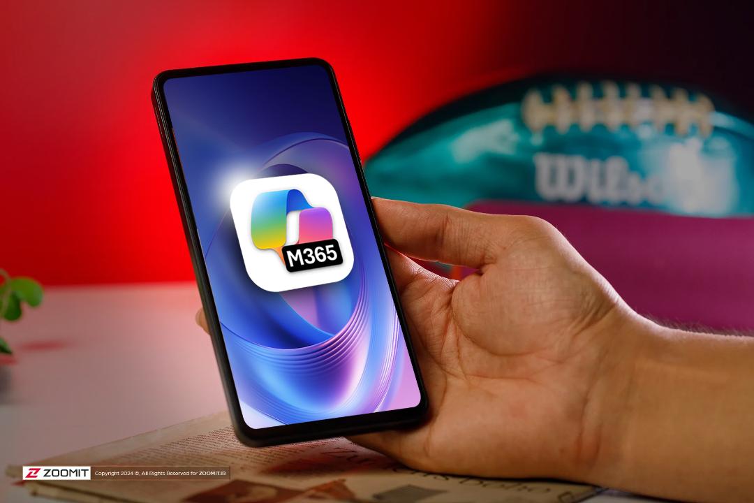 آیکون مایکروسافت ۳۶۵ کوپایلت در گوشی در دست