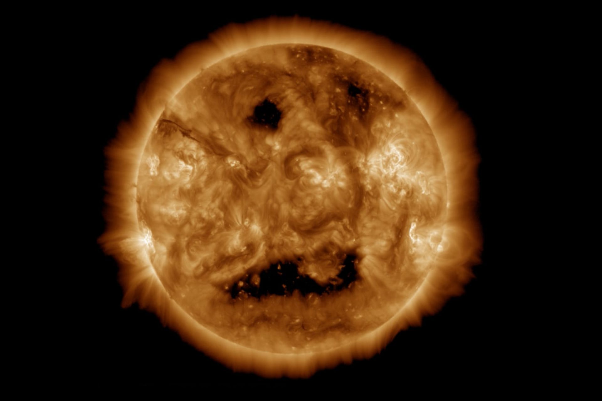 تشکیل چهره روی خورشید به وسیله حفره‌های تاجی 