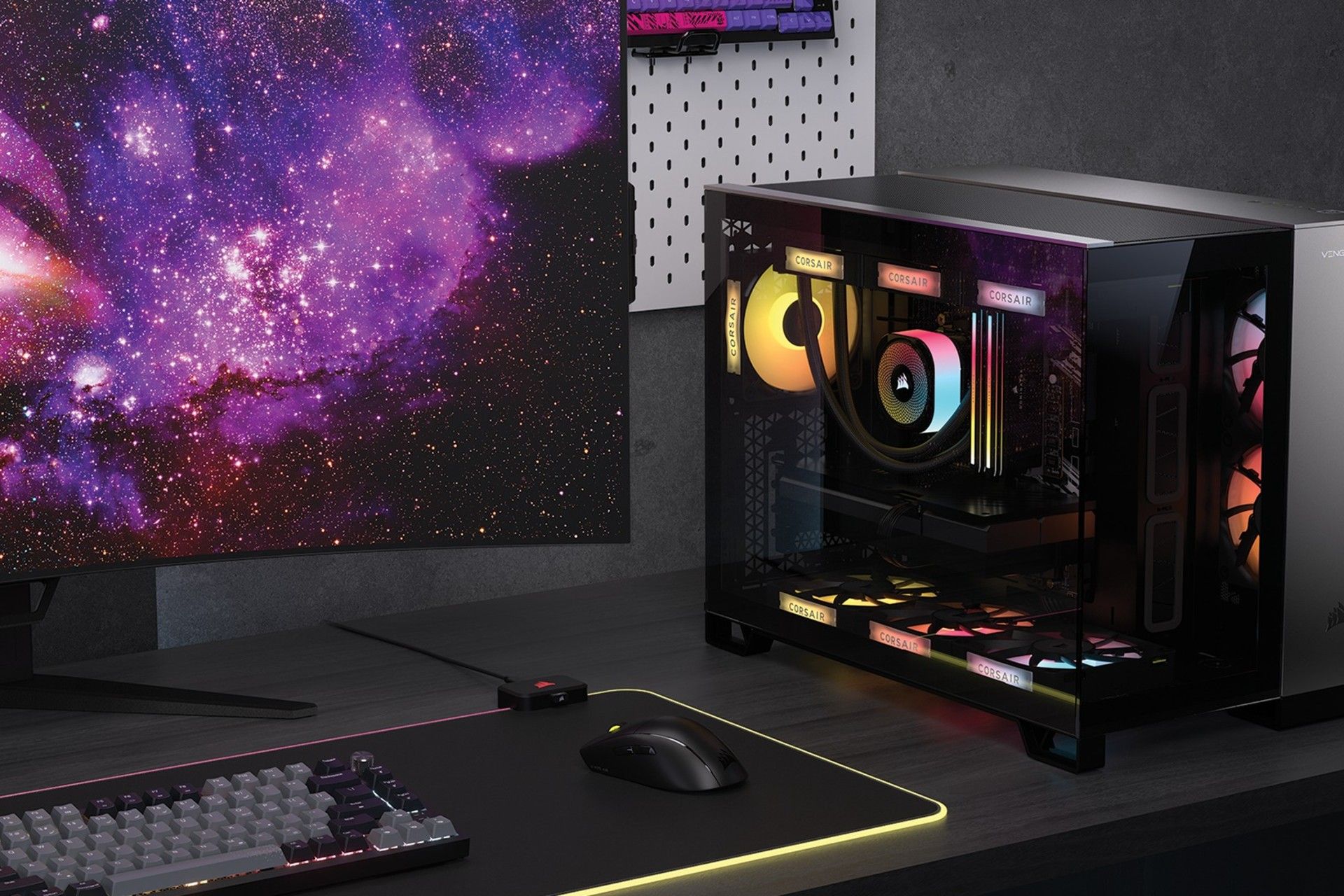 سیستم گیمینگ کورسیر کنار مانیتور و کیبورد