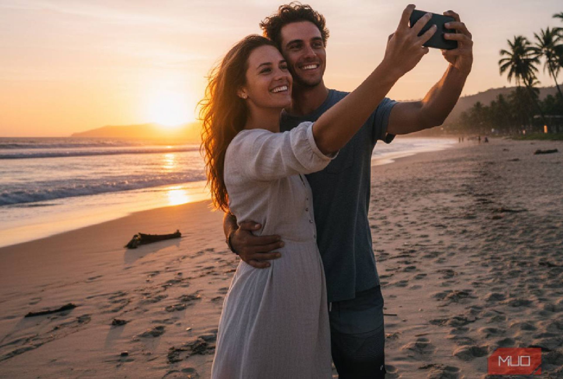 زوج جوان درحال سلفی گرفتن در ساحل