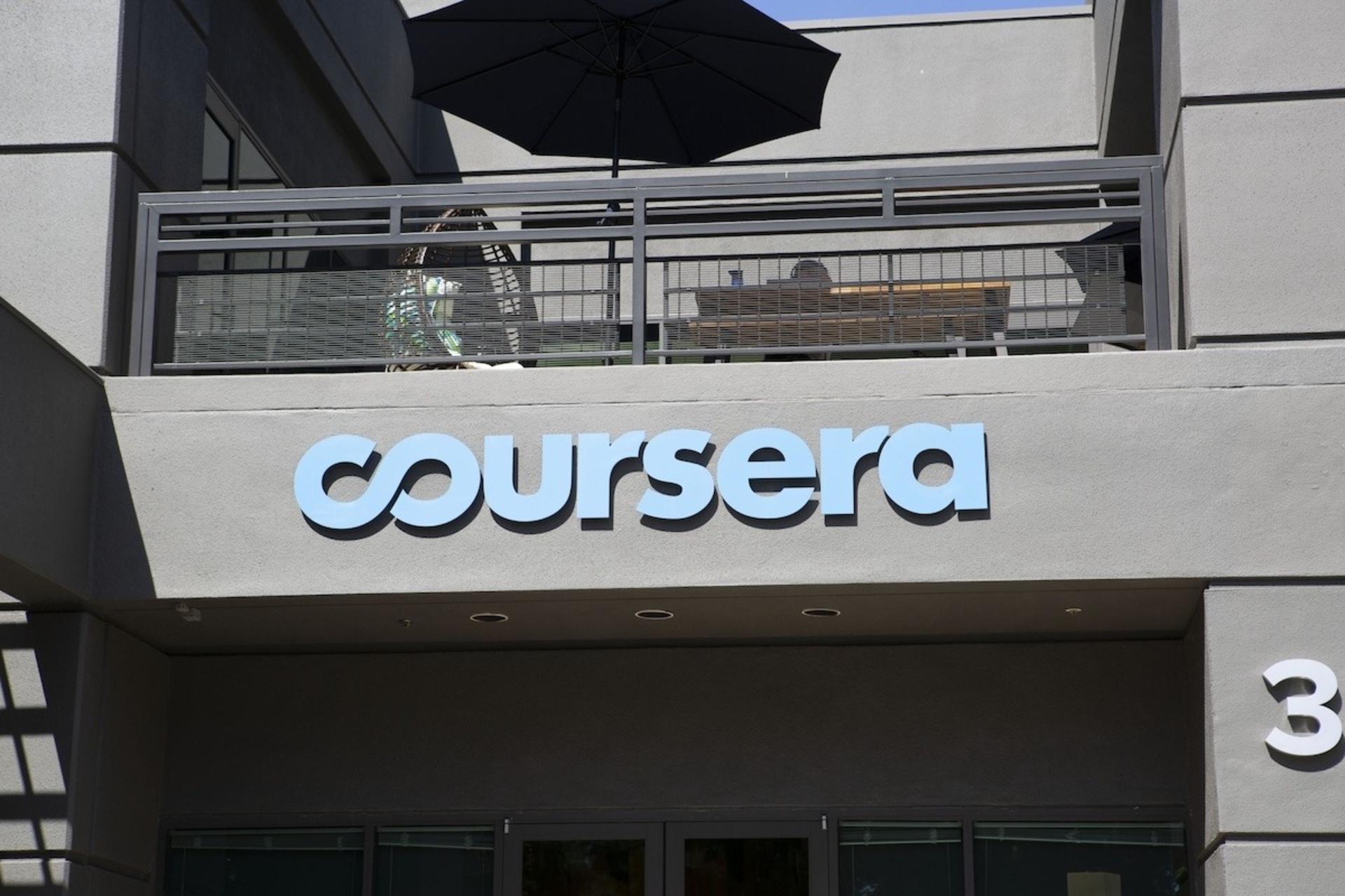 لوگو Coursera روی سر در دفتر کار