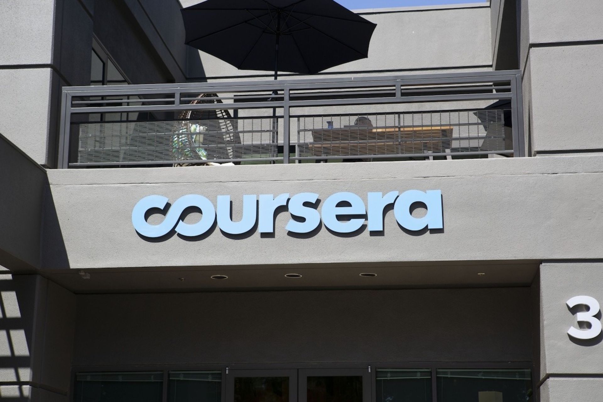 لوگو Coursera روی سر در دفتر کار