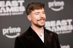 لبخند مستربیست / MrBeast در یک مراسم