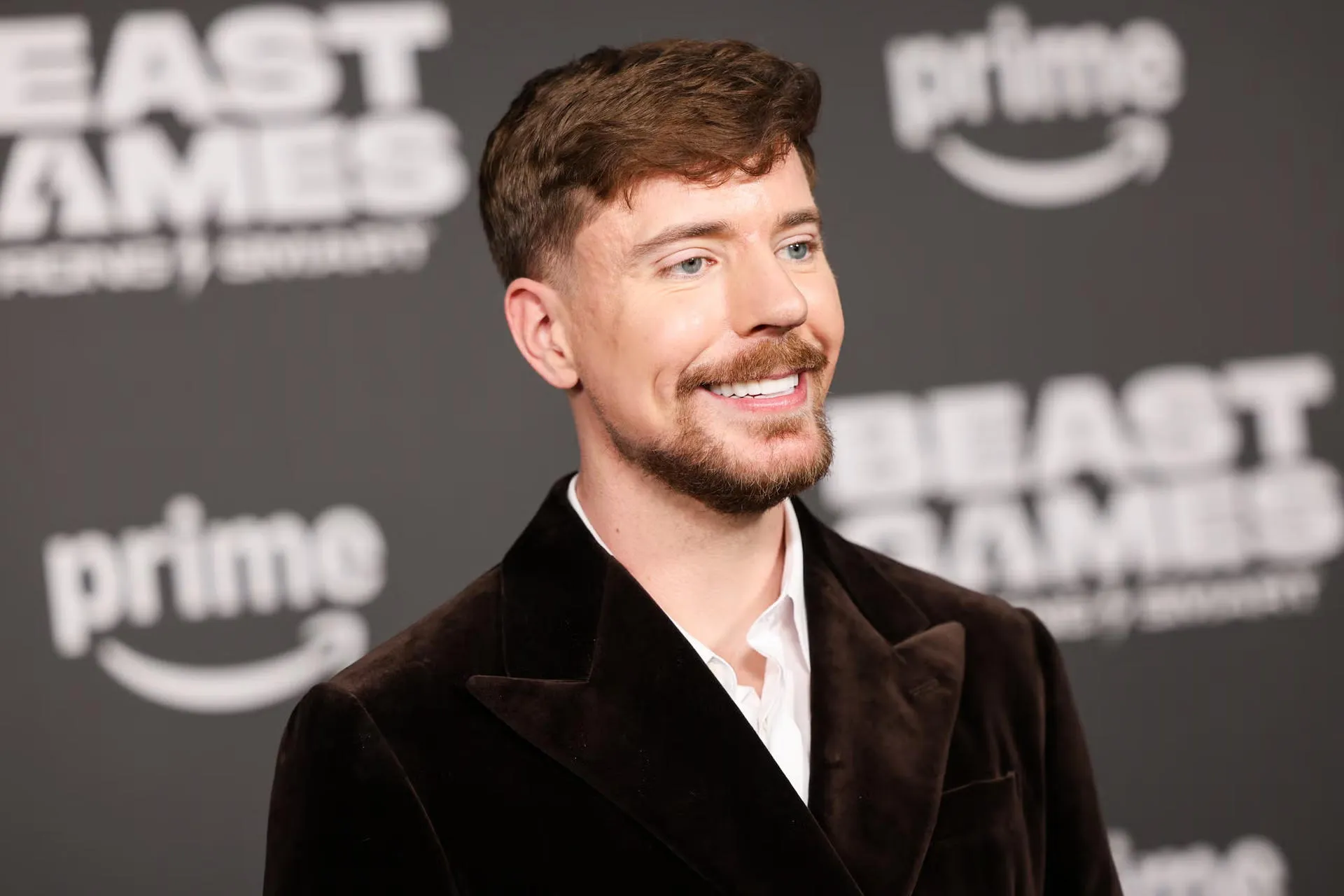 لبخند مستربیست / MrBeast در یک مراسم