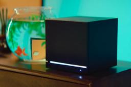 کنسول بازی استیم ماشین روی میز از نمای جلو