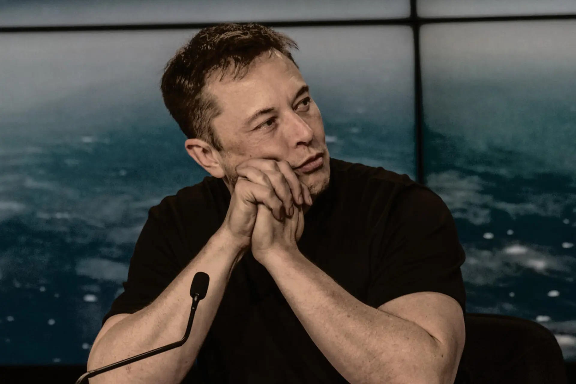 ایلان ماسک / Elon Musk در حال تفکر و نگاه به سمت چپ