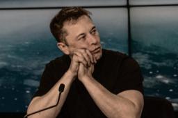 ایلان ماسک / Elon Musk در حال تفکر و نگاه به سمت چپ