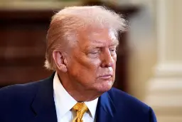 دونالد ترامپ در حال تفکر و نگاه به پایین