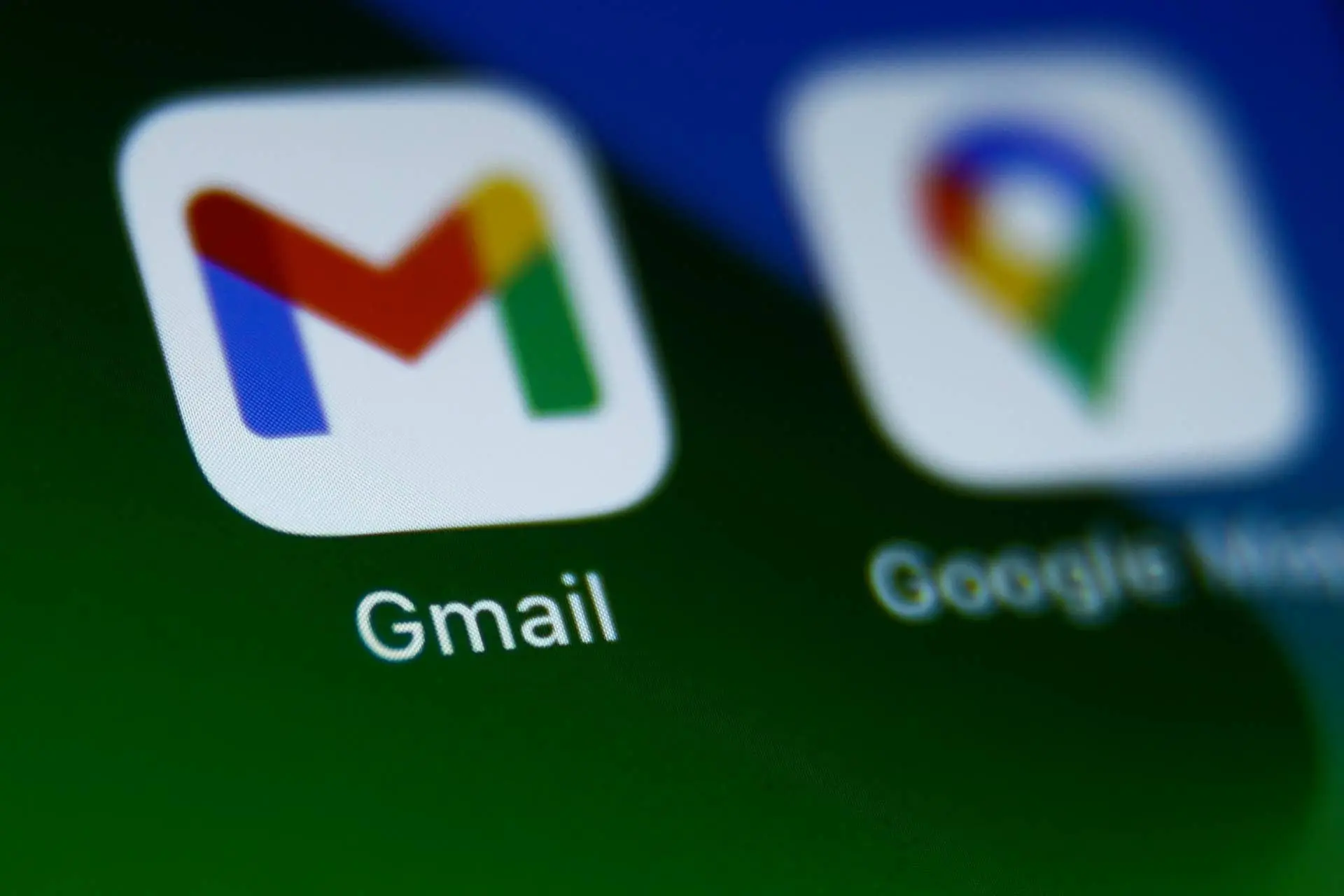 لوگو جیمیل / Gmail جیمیل در پس زمینه سبز