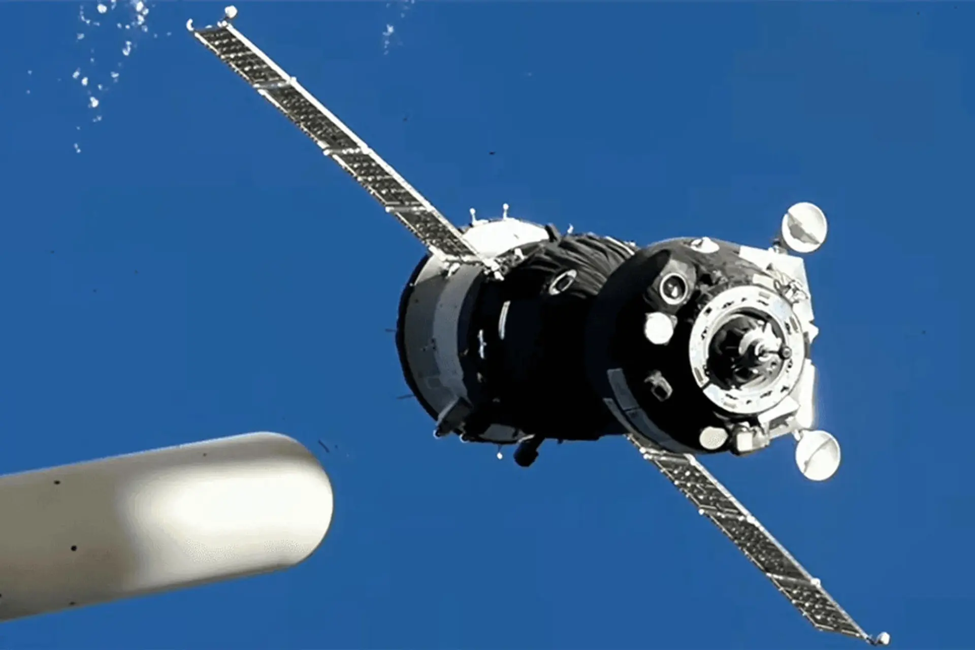 فضاپیمای سایوز MS-28 در آستانه اتصال به ایستگاه فضایی بین‌المللی (ISS).