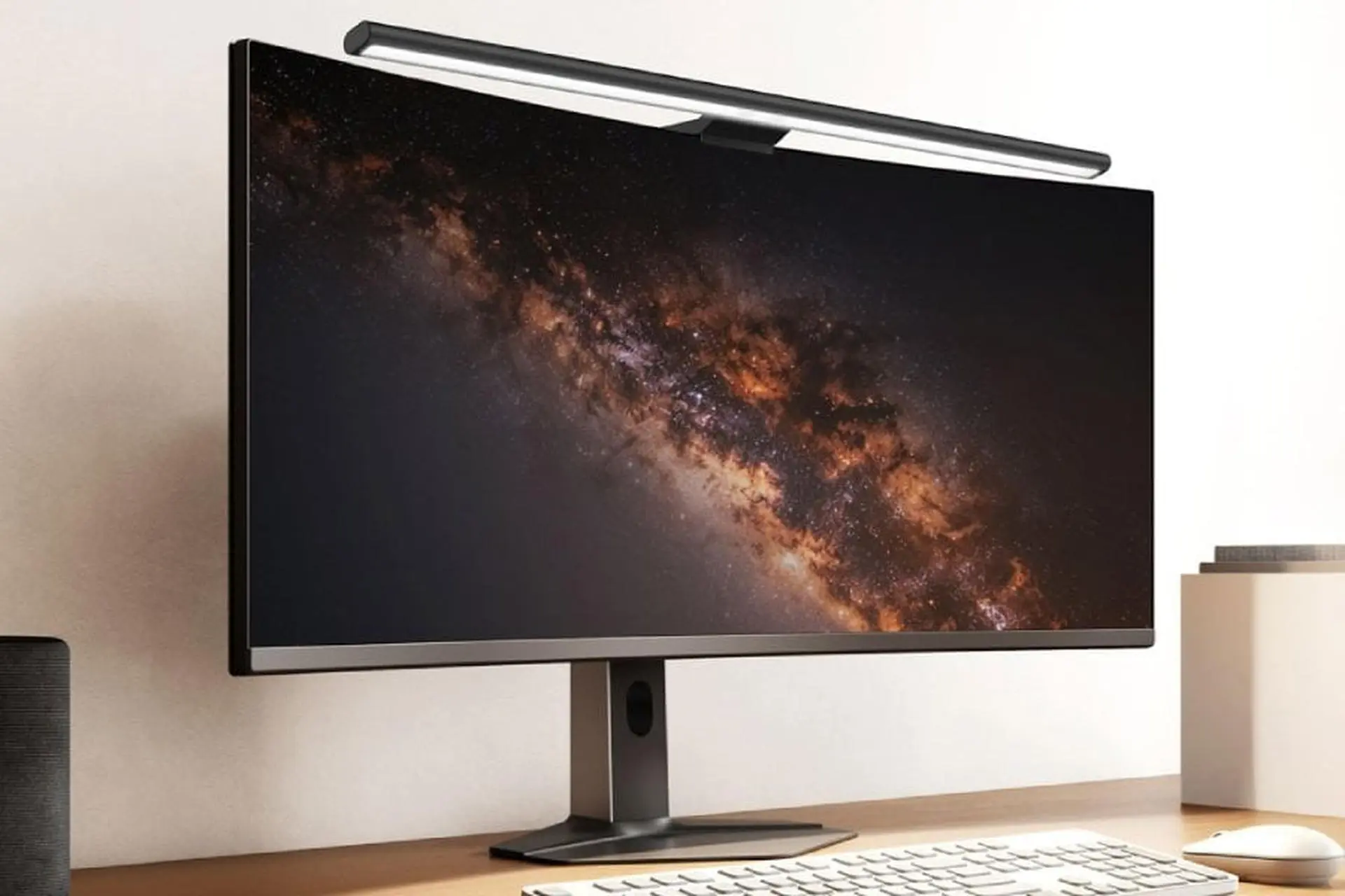 مانیتور شیائومی روی میز کنار کیبورد و نور خطی