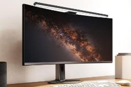مانیتور شیائومی روی میز کنار کیبورد و نور خطی