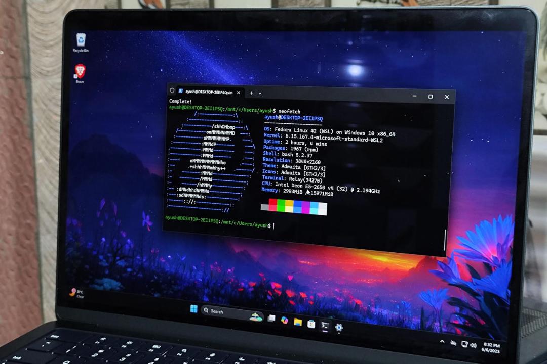 یک لپ‌تاپ در حال اجرای نرم‌افزار Fedora 44