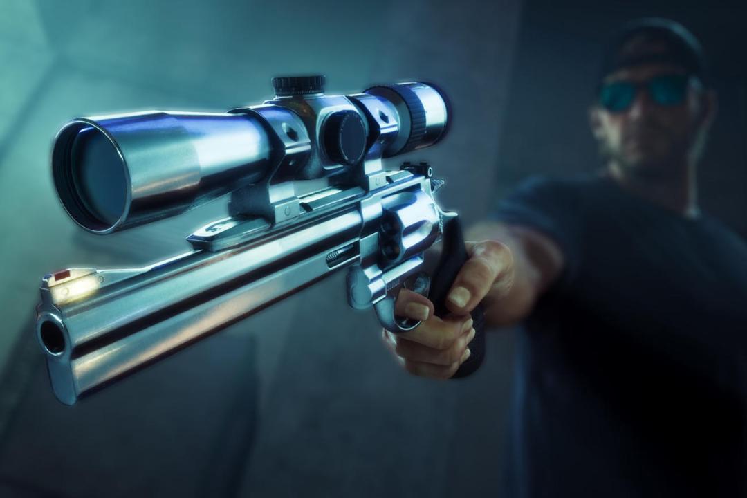 نمای نزدیک از یک تفنگ شکاری مجهز به دوربین دید در شب در GTA 6