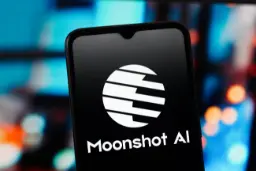 نمای نزدیک از لوگوی سفید رنگ شرکت Moonshot AI روی صفحه نمایش یک گوشی هوشمند با پس‌زمینه تار
