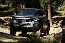 نمای سه‌چهارم جلو خودرو جتور F700